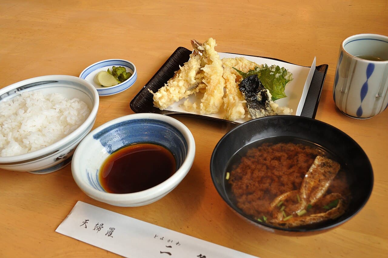 天ぷら浅草さくら — 100%グルテンフリーの米粉衣と自家製GF醤油・つゆで揚げる天ぷら。和牛や海鮮の天丼が看板