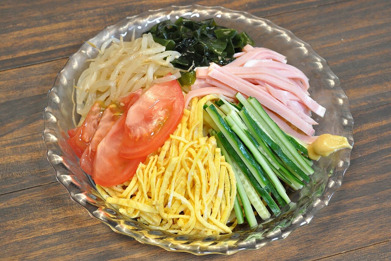 冷たい麺の夏:冷やし中華・そうめん、2026年の猛暑にすするべき一杯