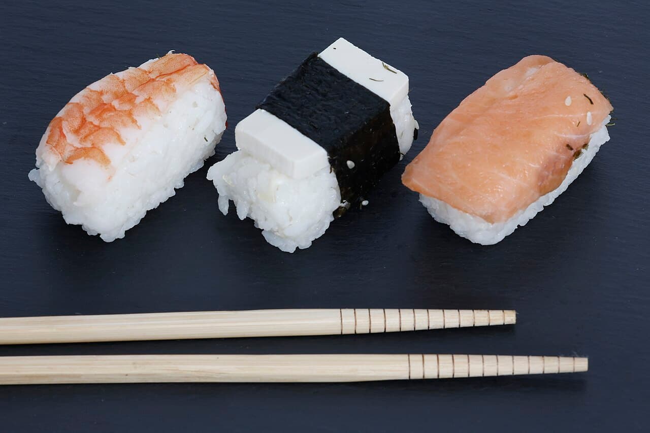 日本橋海鮮丼 つじ半 日本橋本店 — マグロ・ウニ・イクラを盛った名物「ぜいたく丼」。締めは鯛だしをかけてお茶漬けに