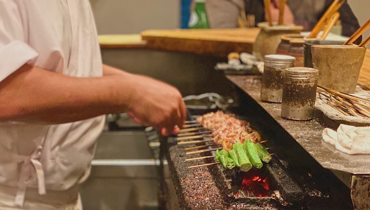 Iseya (Koen Branch) — ไม้ย่างถ่านราคาถูกรวมถึงไก่และโมสึ (เครื่องใน)