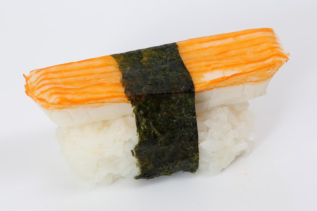 Kakinoha-zushi Hiraso (Nara) — 柿叶寿司——腌渍鲭鱼与三文鱼压在醋饭上,再用柿叶包裹